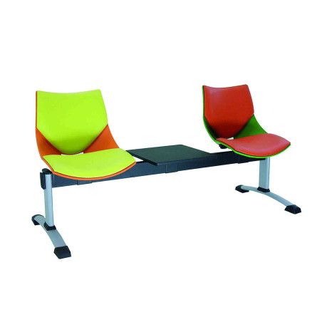 Bancadas de espera modernas con mesa
