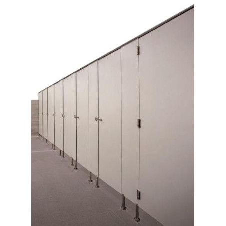 Batería de cabinas sanitarias de panel fenólico para baños públicos y vestuaruios