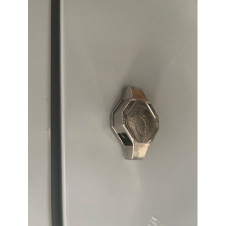 Cerradura para candado en puerta de taquilla metálica